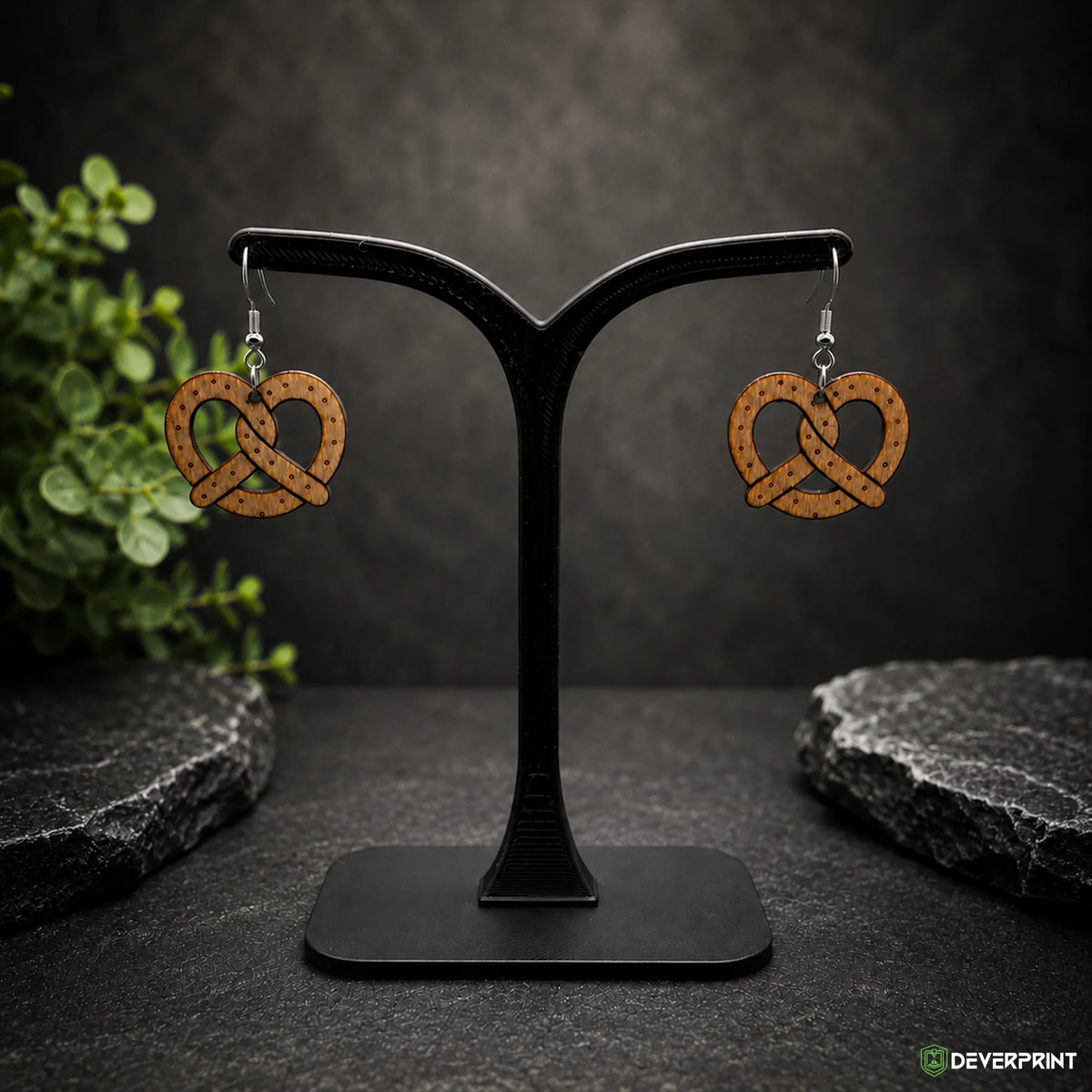 Boucles d’oreilles Bretzel en bois – Crochets dorés ou argentés