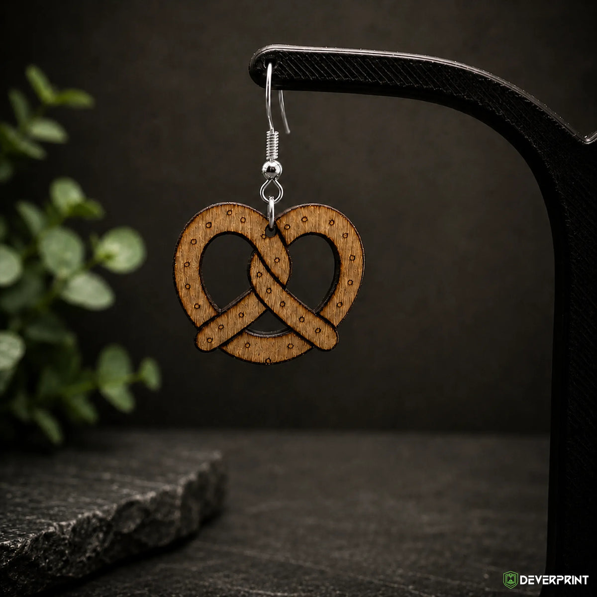 Boucles d’oreilles Bretzel en bois – Crochets dorés ou argentés