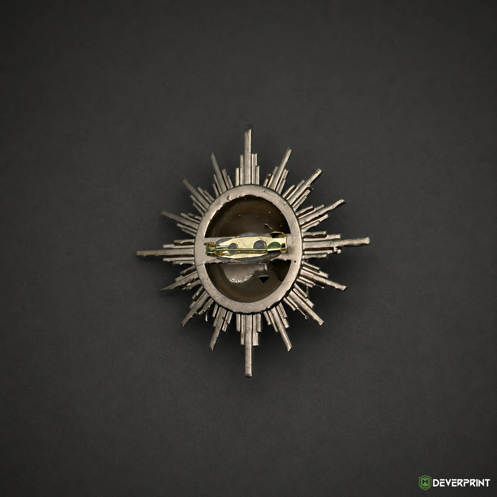 Broche Esquie en résine peinte – 6 cm