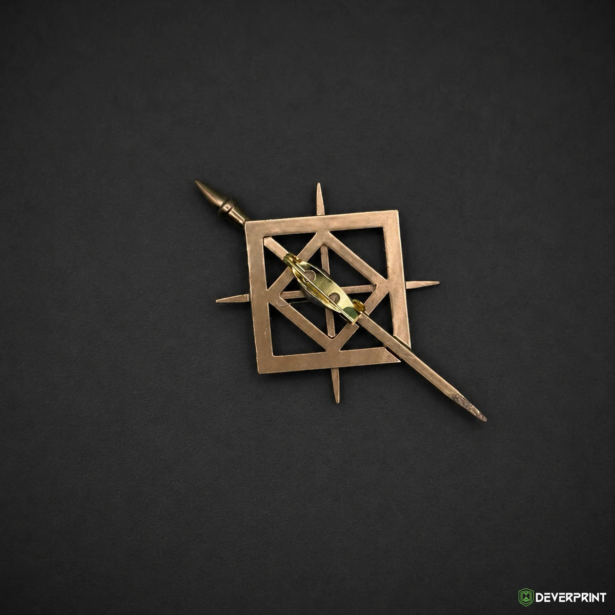 Broche de Maelle en résine peinte dorée – 8 × 5 cm