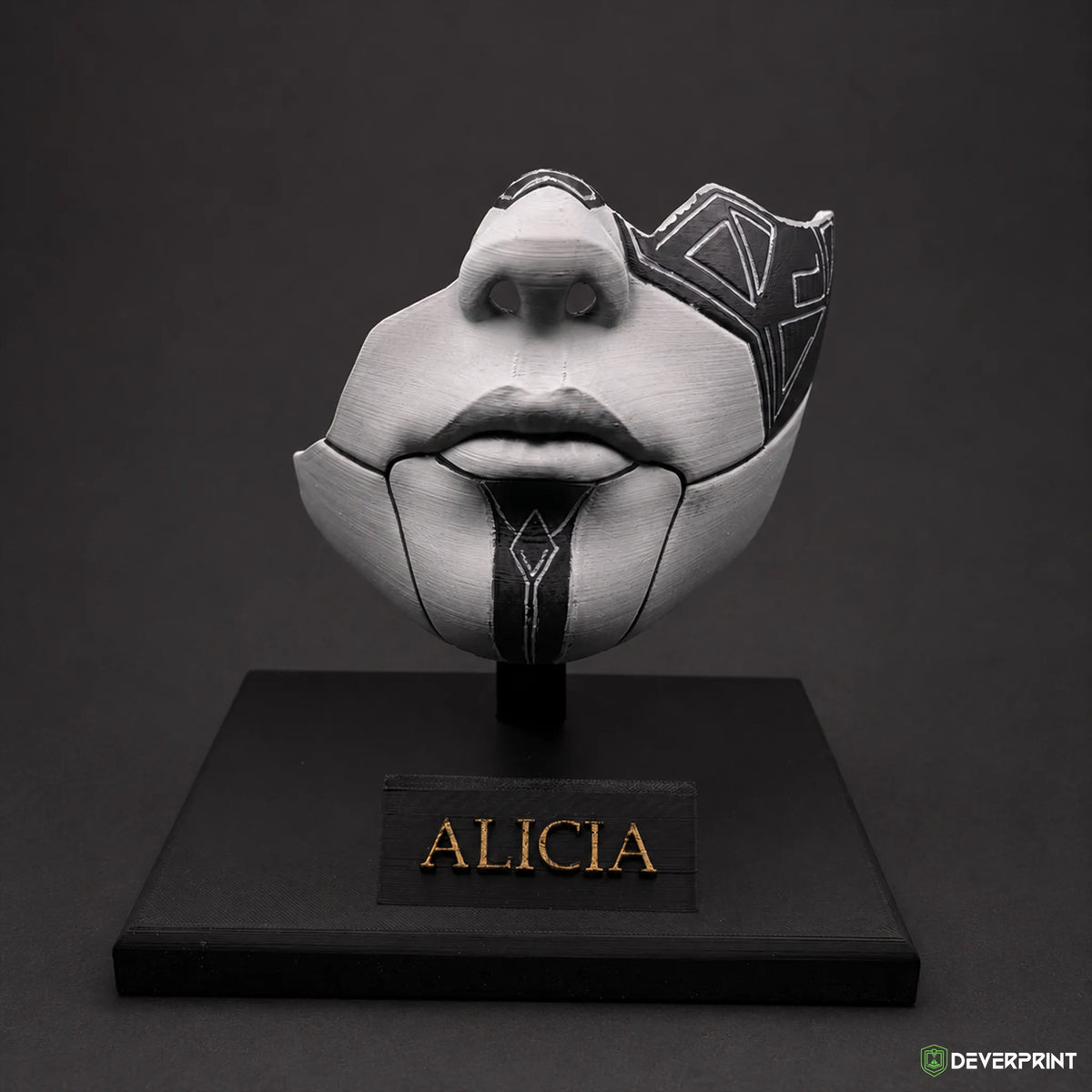 Masque d’Alicia taille réelle sur socle