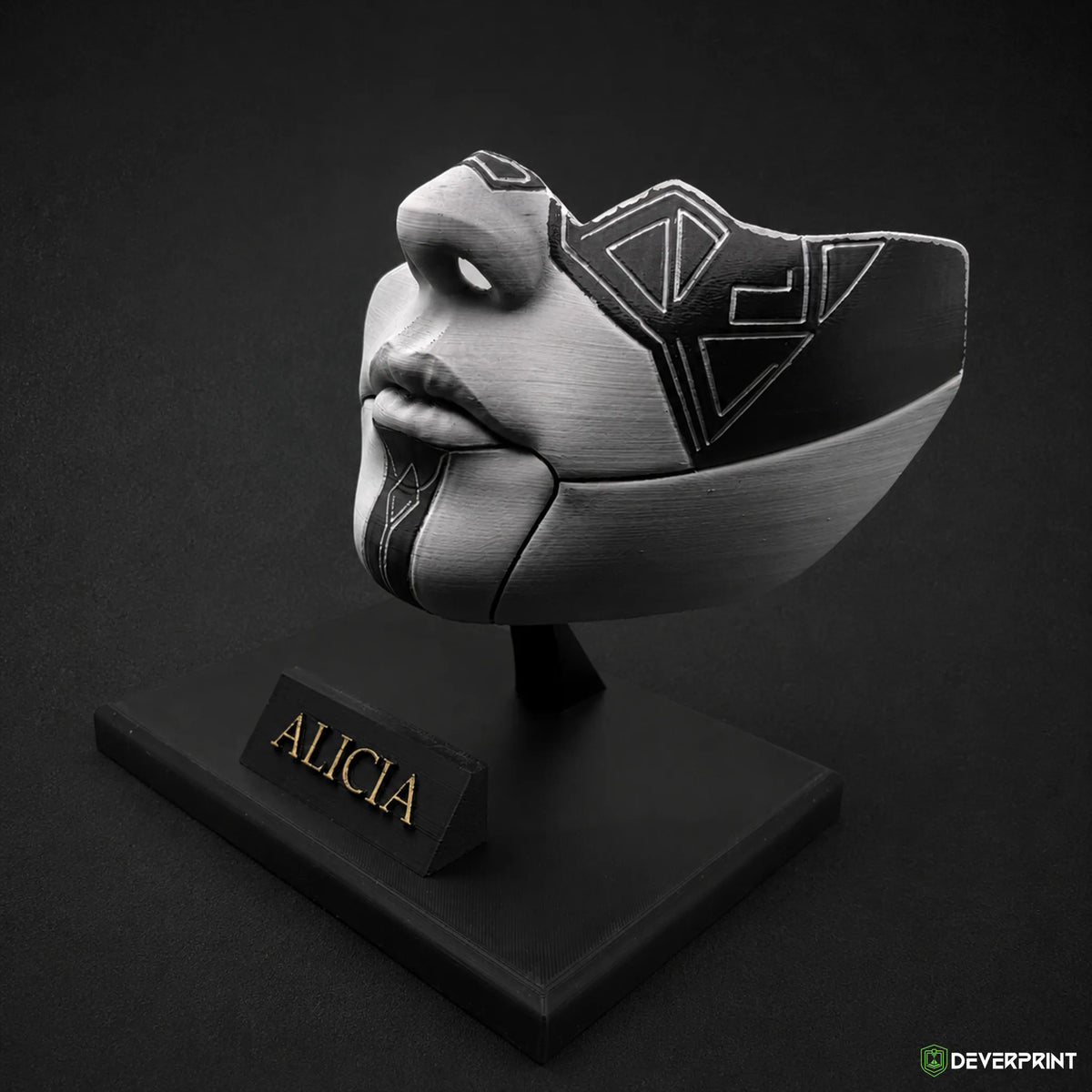 Masque d’Alicia taille réelle sur socle